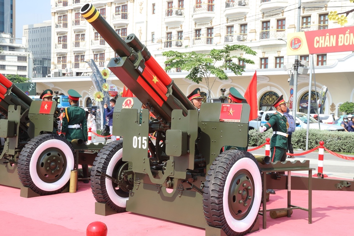 Người dân TPHCM hào hứng chụp hình với dàn đại bác diễn tập chuẩn bị cho 30/4- Ảnh 2.