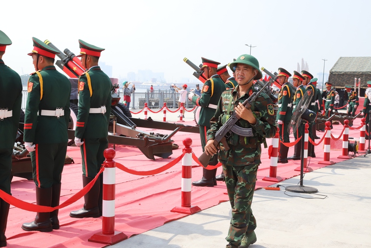 Người dân TPHCM hào hứng chụp hình với dàn đại bác diễn tập chuẩn bị cho 30/4- Ảnh 3.