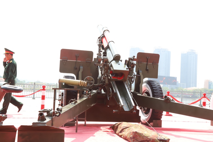 Người dân TPHCM hào hứng chụp hình với dàn đại bác diễn tập chuẩn bị cho 30/4- Ảnh 9.