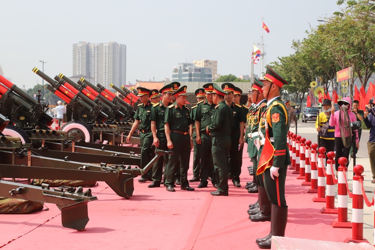 Người dân TPHCM hào hứng chụp hình với dàn đại bác diễn tập chuẩn bị cho 30/4- Ảnh 8.