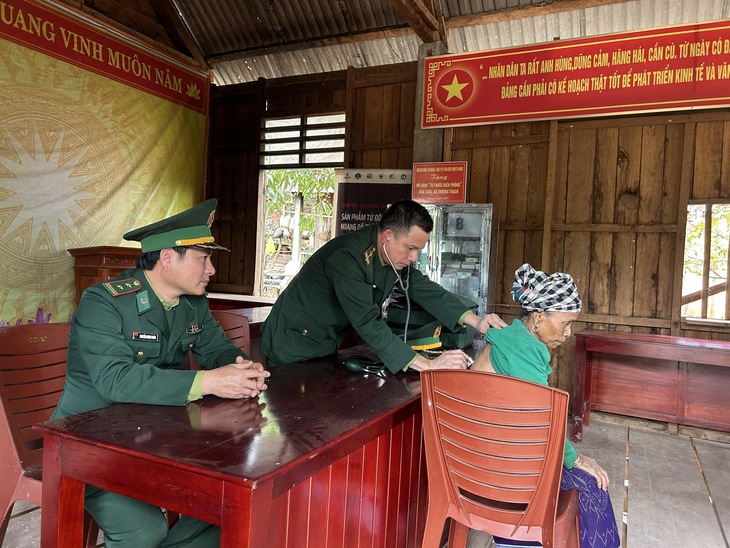 Tủ thuốc biên cương – điểm tựa sức khỏe cho đồng bào vùng sâu- Ảnh 3. Tủ thuốc biên cương – điểm tựa sức khỏe cho đồng bào vùng sâu- Ảnh 3.