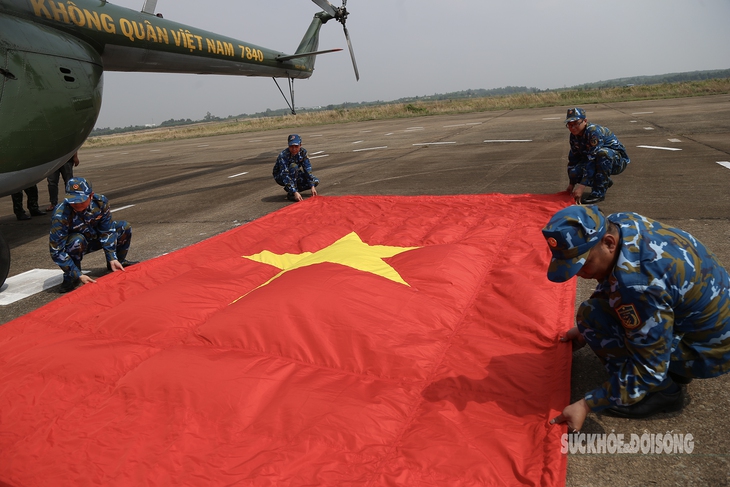 Lực lượng Phòng không - Không quân luyện bay kéo cờ chuẩn bị lễ diễu binh 30/4- Ảnh 1.