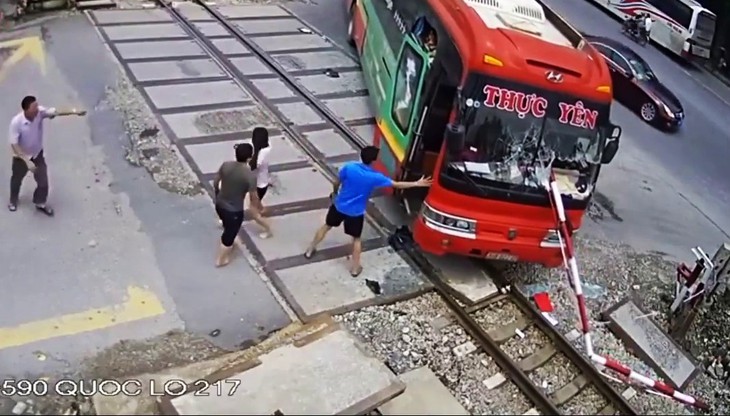 Vi phạm đường sắt gia tăng, vì sao khó xử lý?- Ảnh 2. Vi phạm đường sắt gia tăng, vì sao khó xử lý?- Ảnh 2.