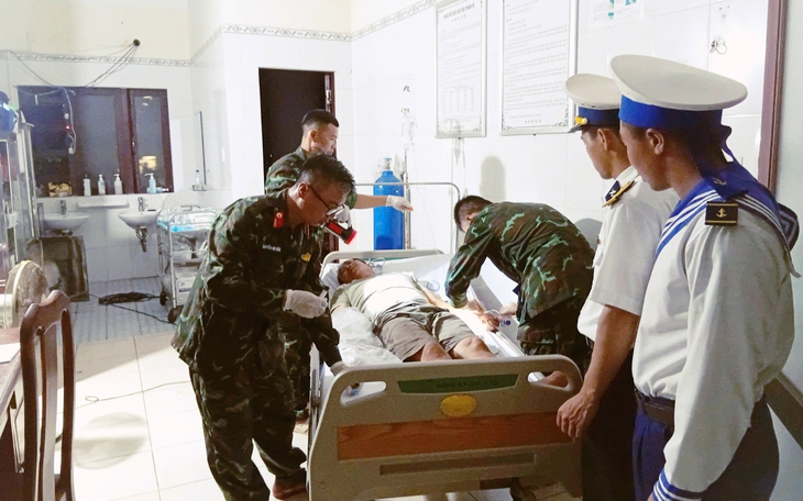 Bệnh xá đảo Trường Sa xuyên đêm cứu ngư dân bị dập nát bàn tay