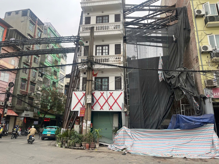 Ngôi nhà 'lạ' với hàng loạt cột sắt, khung thép giữa phố tại Hà Nội- Ảnh 2.