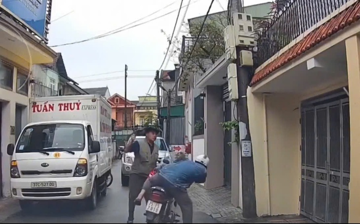 Người phụ nữ dùng khối bê tông chắn đường phơi thóc, gây tai nạn chết người- Ảnh 2.