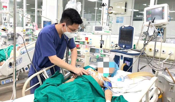Mẩu gỗ nhỏ xíu đâm vào chân khi đá bóng khiến bé 7 tuổi co giật, nguy kịch- Ảnh 1. Mẩu gỗ nhỏ xíu đâm vào chân khi đá bóng khiến bé 7 tuổi co giật, nguy kịch- Ảnh 1.