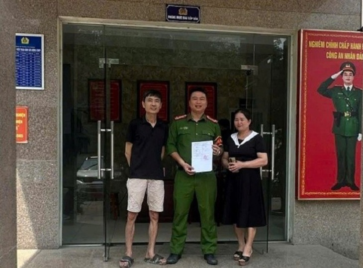 Người phụ nữ ở Hòa Bình nhận lại 36,5 triệu đồng sau 1 ngày chuyển khoản nhầm- Ảnh 1.
