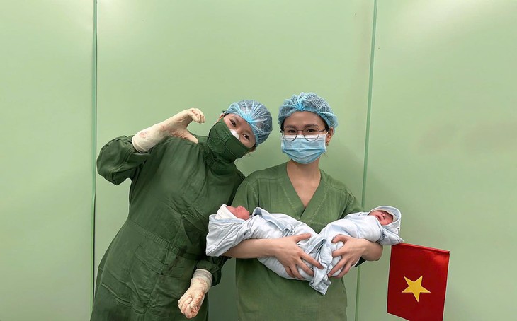 Cặp song sinh chào đời ngày đặc biệt được đặt tên Thống Nhất và Hòa Bình- Ảnh 1.