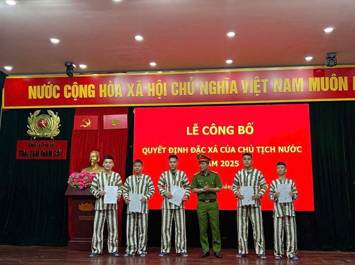Công an Hà Nội công bố quyết định đặc xá cho 139 phạm nhân- Ảnh 1.