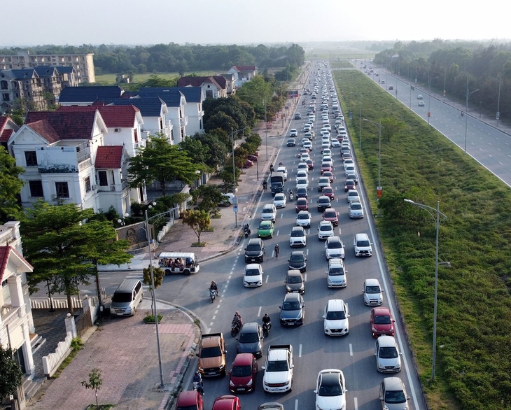 Khách du lịch đổ về biển Cửa Lò, nhiều nơi tắc nghẽn- Ảnh 1.