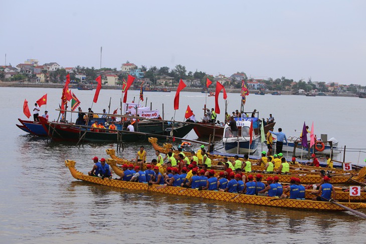 Sôi động lễ hội đua thuyền truyền thống trên sông Nhật Lệ- Ảnh 4.