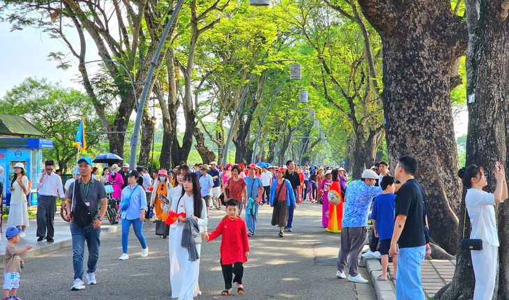 Huế bắn pháo hoa tầm cao, miễn vé tham quan di tích ngày 2/9 cho người Việt Nam- Ảnh 3. Huế bắn pháo hoa tầm cao, miễn vé tham quan di tích ngày 2/9 cho người Việt Nam- Ảnh 3.