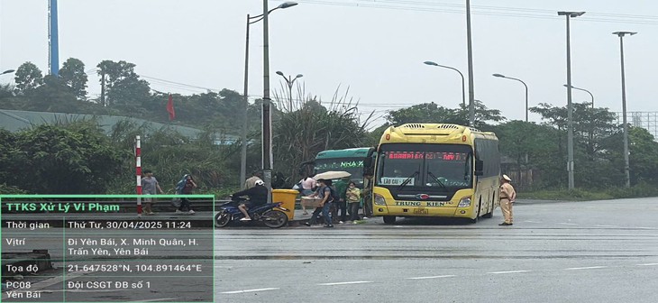 Xe 40 chỗ nhồi nhét 67 khách bị phạt gần 200 triệu đồng- Ảnh 1.