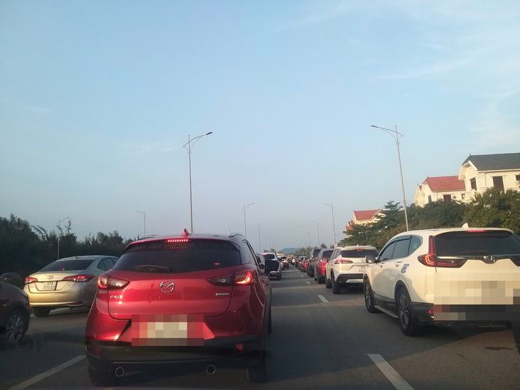 Khách du lịch đổ về biển Cửa Lò, nhiều nơi tắc nghẽn- Ảnh 3.
