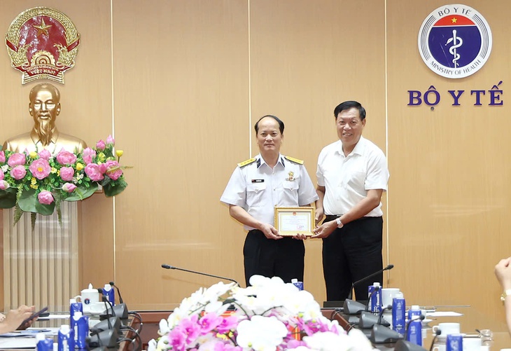 Bộ Y tế tặng Kỷ niệm chương Vì sức khoẻ nhân dân cho 12 cán bộ, sĩ quan thuộc Quân chủng Hải quân- Ảnh 1.