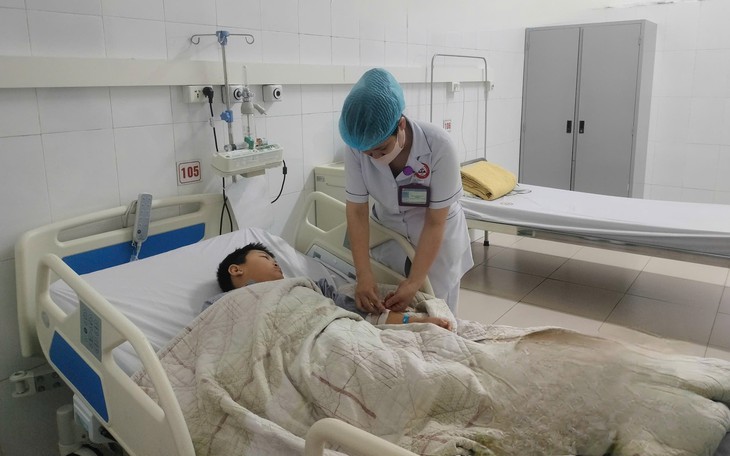 Bác sĩ hiến máu tại chỗ, cứu bệnh nhân xuất huyết tiêu hóa nguy kịch- Ảnh 2.