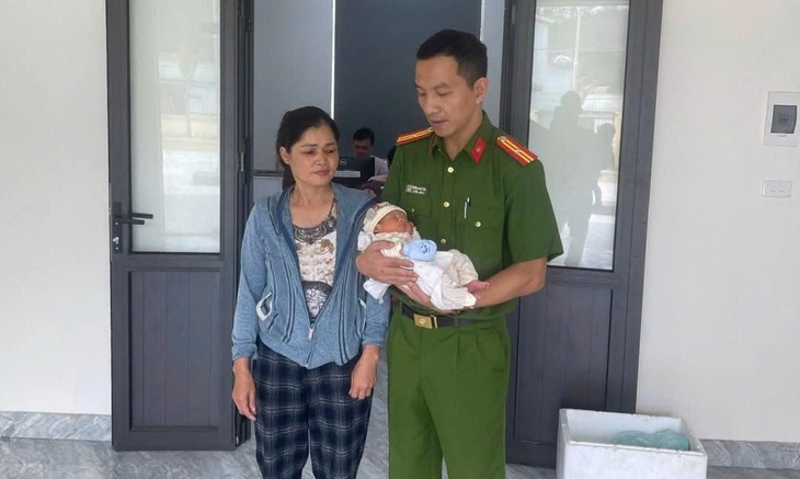 Tuần tra địa bàn, Thiếu tá công an xã phát hiện bé trai sơ sinh bị bỏ rơi- Ảnh 1. Tuần tra địa bàn, Thiếu tá công an xã phát hiện bé trai sơ sinh bị bỏ rơi- Ảnh 1.