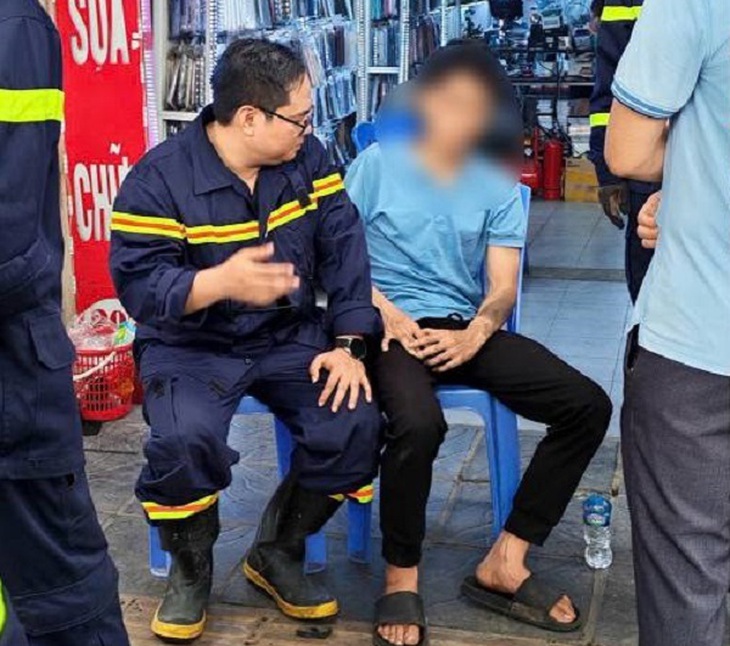 10 phút nghẹt thở giải cứu thanh niên 24 tuổi ngồi trên lan can cầu vượt - Ảnh 2.