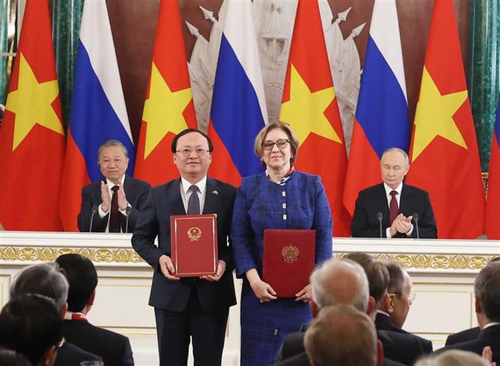 Tổng Bí thư Tô Lâm và Tổng thống V. Putin chứng kiến Lễ trao các văn kiện hợp tác- Ảnh 1. Tổng Bí thư Tô Lâm và Tổng thống V. Putin chứng kiến Lễ trao các văn kiện hợp tác- Ảnh 1.