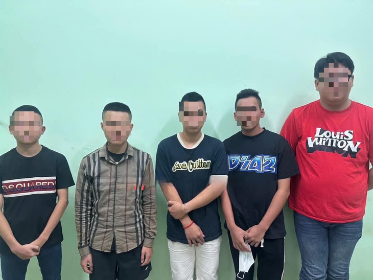 Hàng chục thanh thiếu niên 'dằn mặt' nhau giữa phố, công an vào cuộc khẩn- Ảnh 2.