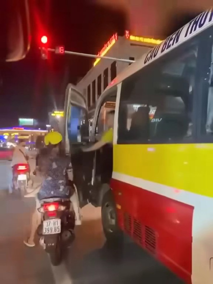 Xử phạt tài xế xe buýt đẩy cửa đập vào người đi xe máy- Ảnh 1.