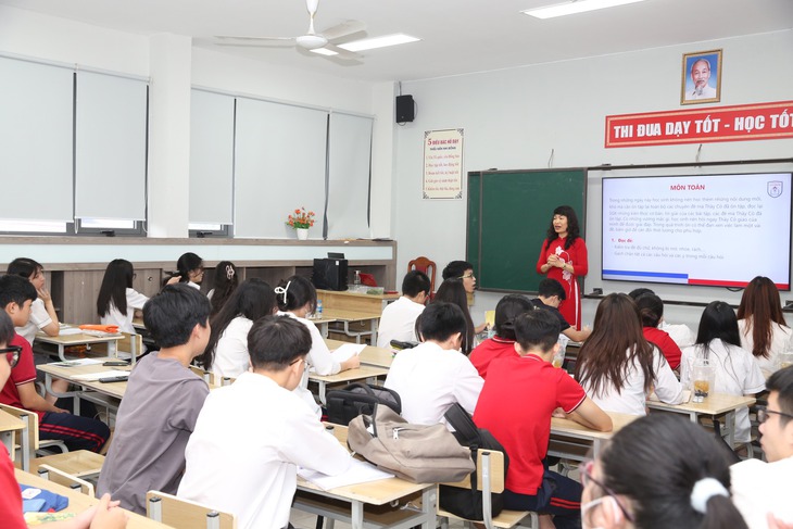 Chứng chỉ tin học, ngoại ngữ có còn là 'rào cản' thăng hạng giáo viên?- Ảnh 1.