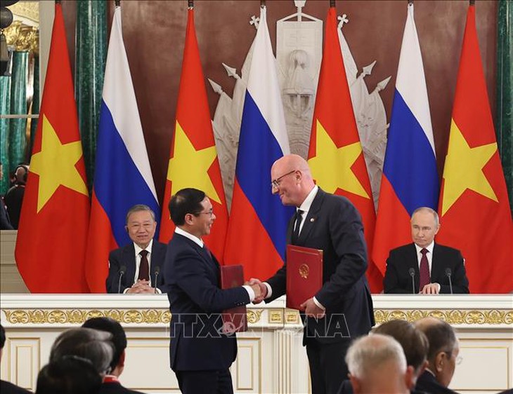 Tổng Bí thư Tô Lâm và Tổng thống V. Putin chứng kiến Lễ trao các văn kiện hợp tác- Ảnh 4. Tổng Bí thư Tô Lâm và Tổng thống V. Putin chứng kiến Lễ trao các văn kiện hợp tác- Ảnh 4.