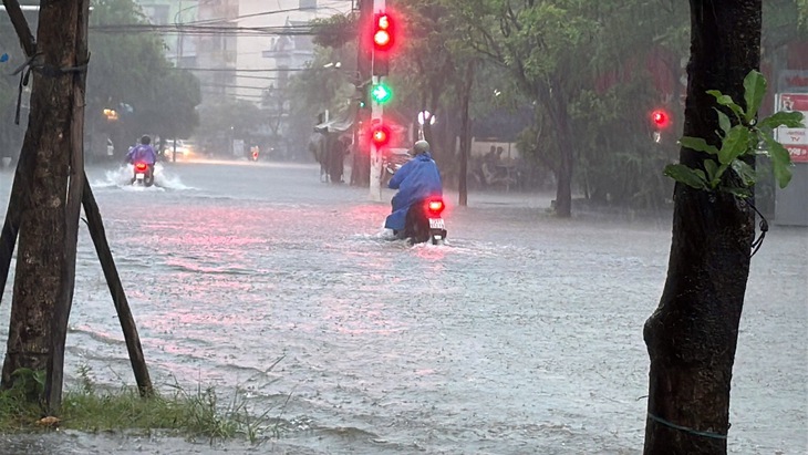 Mưa lớn, nhiều tuyến đường ở Đồng Hới ngập cục bộ- Ảnh 1. Mưa lớn, nhiều tuyến đường ở Đồng Hới ngập cục bộ- Ảnh 1.