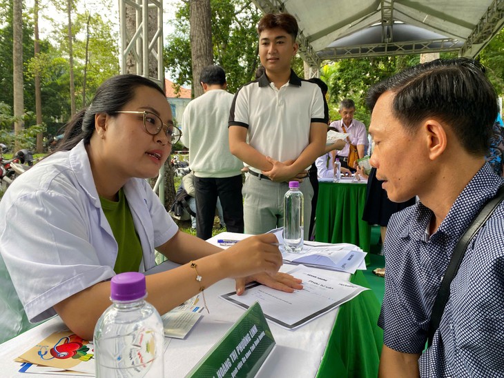 Người dân háo hức khám, tư vấn sức khỏe miễn phí tại Ngày Dinh dưỡng Cộng đồng Việt Nam lần 4- Ảnh 6.