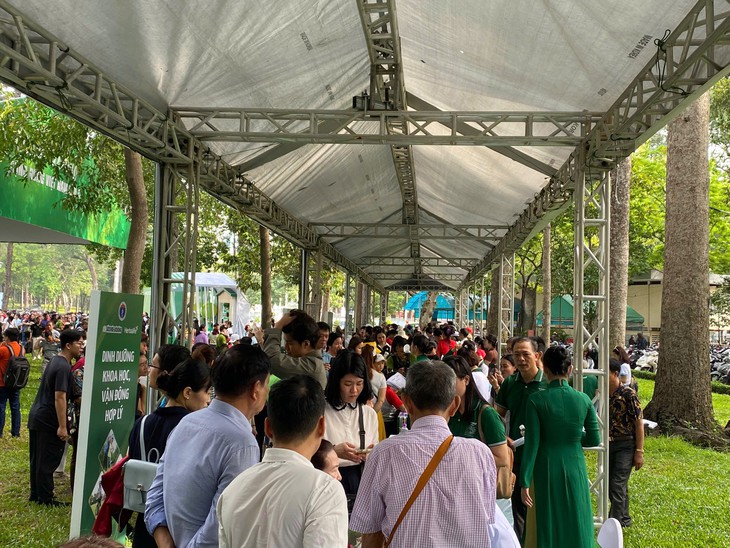Người dân háo hức khám, tư vấn sức khỏe miễn phí tại Ngày Dinh dưỡng Cộng đồng Việt Nam lần 4- Ảnh 3.