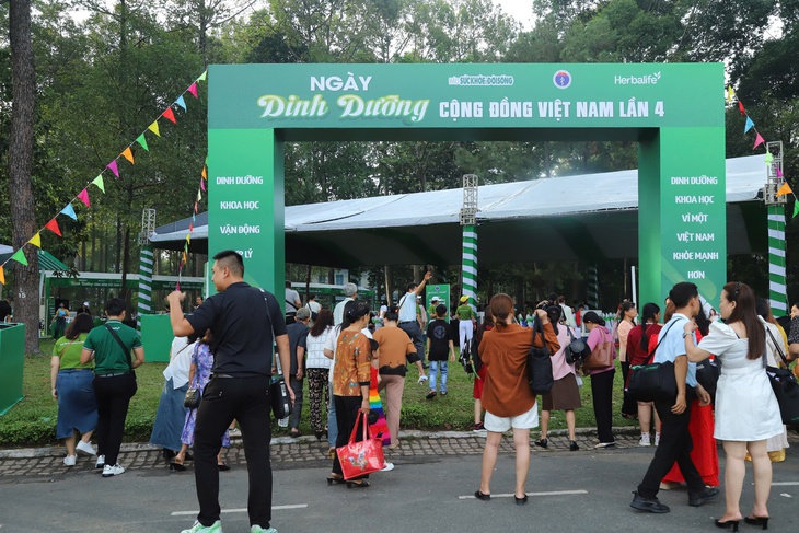Người dân háo hức khám, tư vấn sức khỏe miễn phí tại Ngày Dinh dưỡng Cộng đồng Việt Nam lần 4- Ảnh 1.