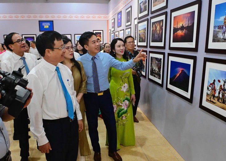 Các đại biểu chiêm ngưỡng những bức ảnh xuất sắc của các nhiếp ảnh gia đến từ Việt Nam và các quốc gia ASEAN.