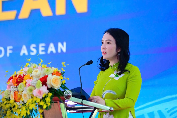 Bà Trần Thị Mỹ Hạnh, Giám đốc Sở Văn hóa, Thể thao và Du lịch Nghệ An phát biểu tại buổi triển lãm.