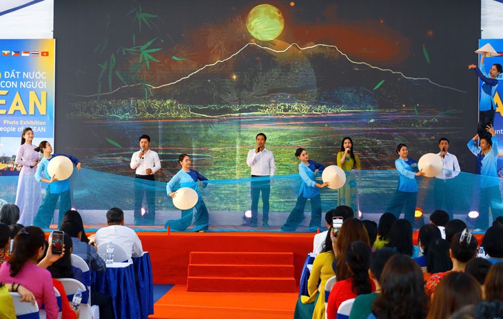 Triển lãm ảnh "Đất nước, con người ASEAN": Lan tỏa tinh thần đoàn kết, hữu nghị trong cộng đồng ASEAN- Ảnh 1.