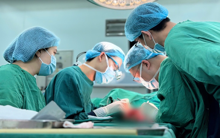 Vi phẫu cứu ngón tay đứt lìa cho nam công nhân