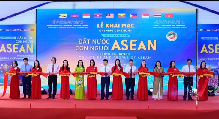 Các đại biểu cắt băng khai mạc triển lãm ảnh.