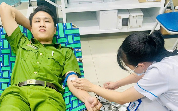 Vụ vợ đâm chồng giữa đêm: Công an xã hiến máu cứu bệnh nhân