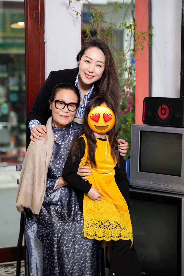 Hình ảnh hiếm hoi của mẹ ruột Hoa hậu Ngô Phương Lan: Có thần thái sang trọng, da và dáng đẹp ở tuổi hưu- Ảnh 1.