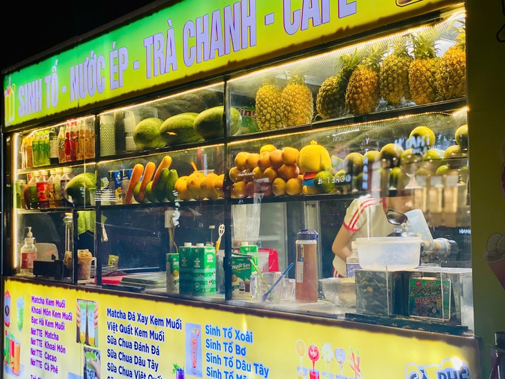 Nước trái cây giá rẻ ‘lên ngôi’ khi thời tiết vào hè- Ảnh 1.