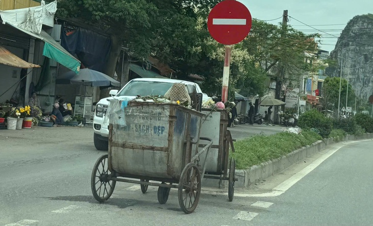 Người dân chặn xe không cho vào bãi rác, TP Thanh Hóa ngổn ngang rác thải- Ảnh 3. Người dân chặn xe không cho vào bãi rác, TP Thanh Hóa ngổn ngang rác thải- Ảnh 3.
