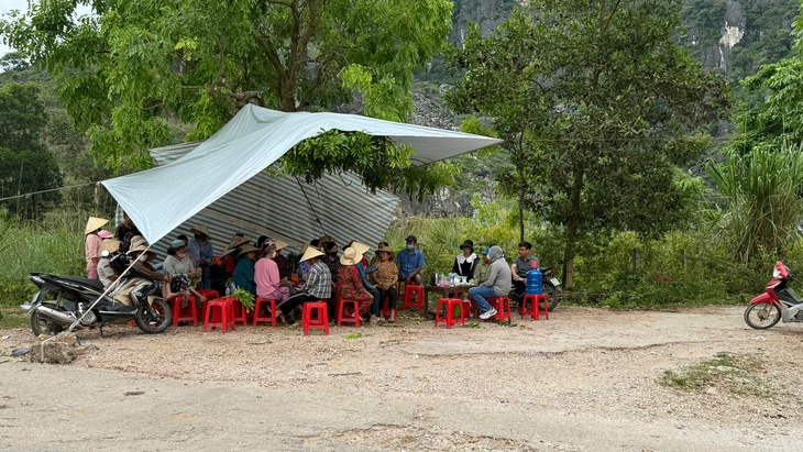 Người dân chặn xe không cho vào bãi rác, TP Thanh Hóa ngổn ngang rác thải- Ảnh 5. Người dân chặn xe không cho vào bãi rác, TP Thanh Hóa ngổn ngang rác thải- Ảnh 5.