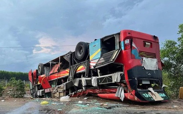 Xe khách mất lái, lộn nhiều vòng, hàng chục hành khách may mắn thoát nạn