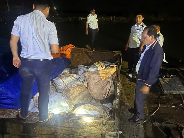 Ngăn chặn tàu vận chuyển 60 tấn đường cát có dấu hiệu vi phạm nguồn gốc, nhãn mác- Ảnh 1. Ngăn chặn tàu vận chuyển 60 tấn đường cát có dấu hiệu vi phạm nguồn gốc, nhãn mác- Ảnh 1.