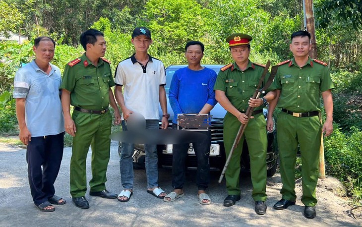 Dừng xe chắn lối đi, ô tô bị người đàn ông dùng dao rựa chém hư hỏng nặng- Ảnh 1.