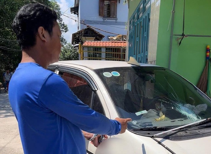 Dừng xe chắn lối đi, ô tô bị người đàn ông dùng dao rựa chém hư hỏng nặng- Ảnh 2.