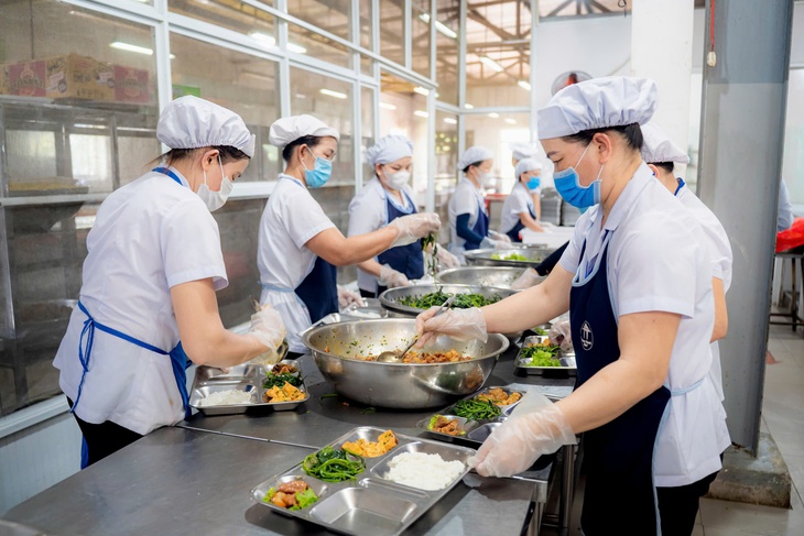Bộ Y tế: Người đứng đầu cơ sở tổ chức bếp ăn tập thể chịu trách nhiệm về an toàn thực phẩm- Ảnh 1.