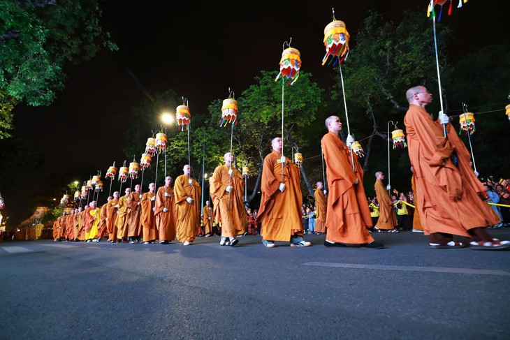 Hàng ngàn người dân đổ về hồ Hoàn Kiếm chiêm bái xá lợi Đức Phật- Ảnh 13.