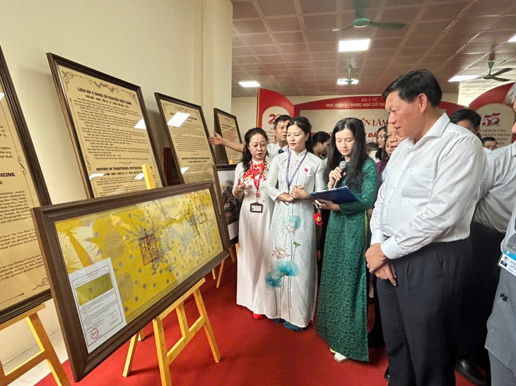 Học viện Y - Dược học cổ truyền Việt Nam khai trương Triển lãm ‘Những hình ảnh dấu ấn thời gian...' và tổ chức Lễ tốt nghiệp sau đại học- Ảnh 3.
