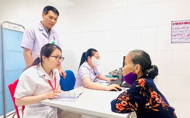Thêm 4 bác sĩ Bệnh viện Đại học Y Hà Nội về khám chữa bệnh tại Hà Tĩnh- Ảnh 1.